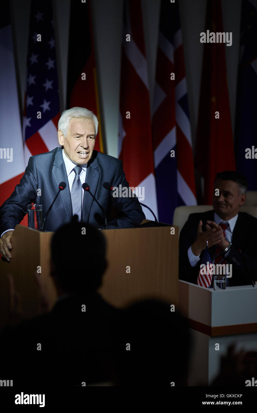 À partir de la tribune d'expression politique mature Banque D'Images