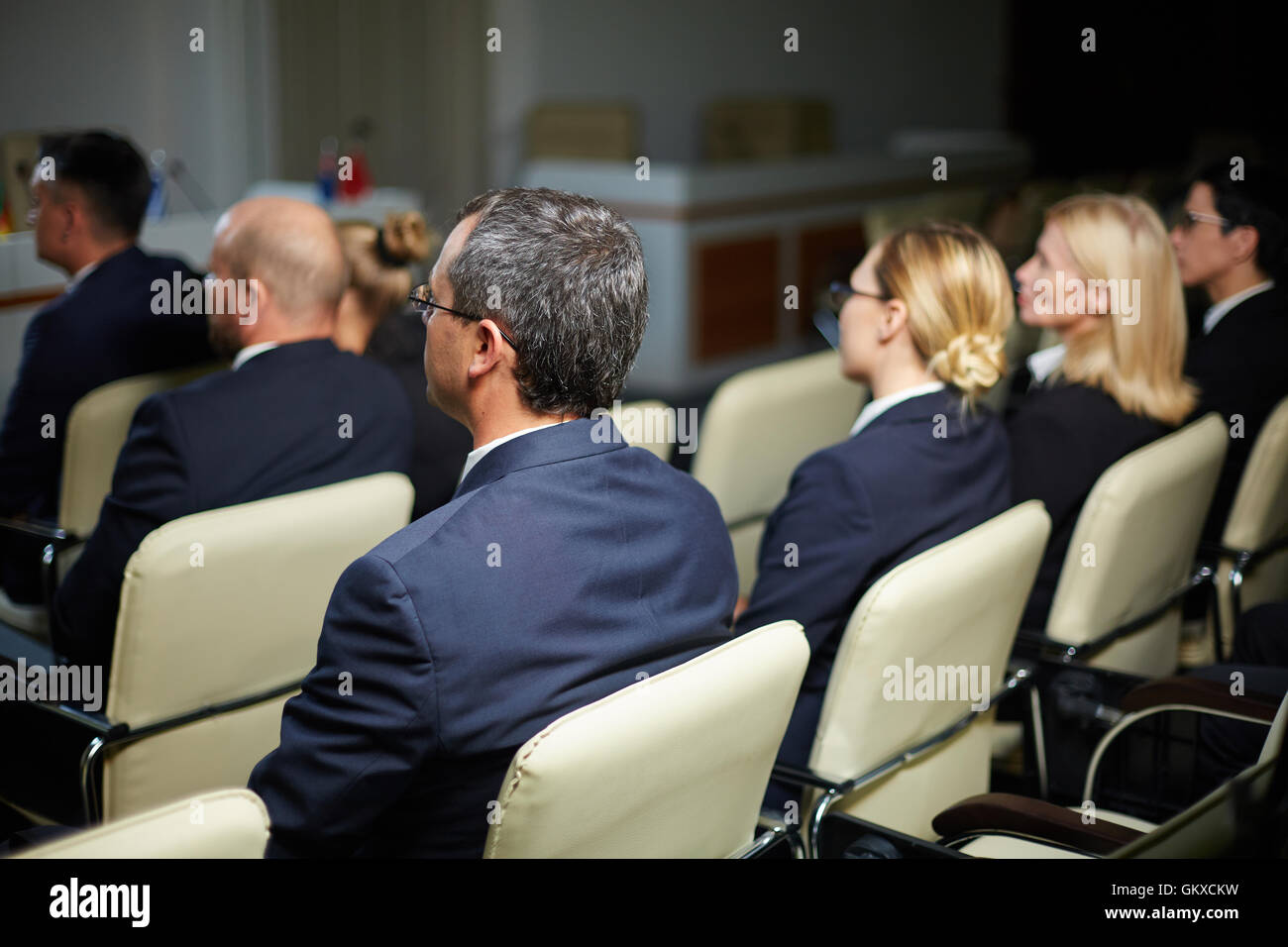 Plusieurs rangées de gens d'affaires à l'écoute de discours adjoint Banque D'Images