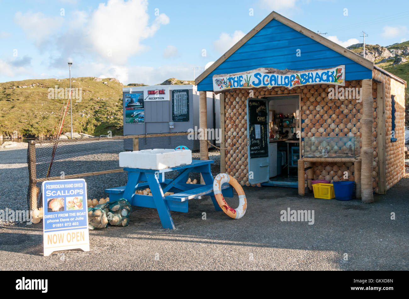 La Cabane de pétoncles à Miavaig Harbour sur l'île de Lewis à la main douce vend des pétoncles en plongée. Banque D'Images