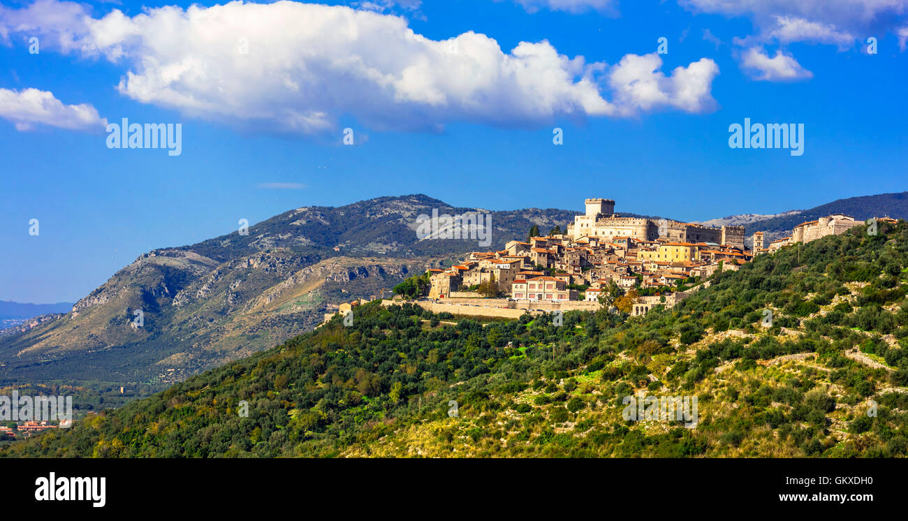 Beau village avec vue sermoneta,château et les montagnes,lazio,italie. Banque D'Images