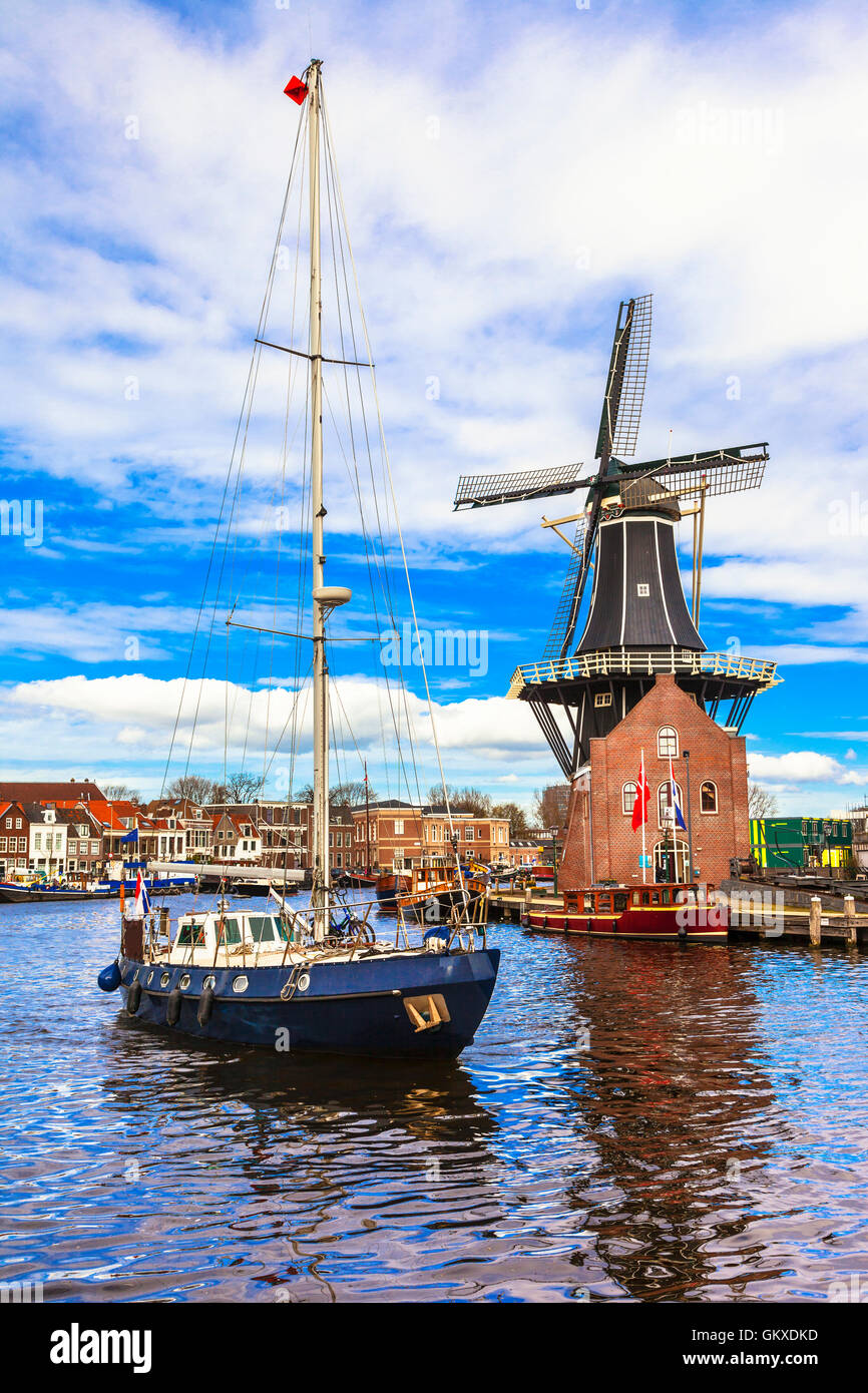 Traditional Holland - Harlem ville, vue avec moulin à vent et la voile Banque D'Images