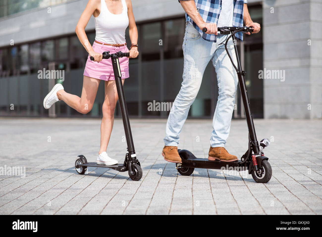 À l'aide d'amis agréable scooter. Banque D'Images