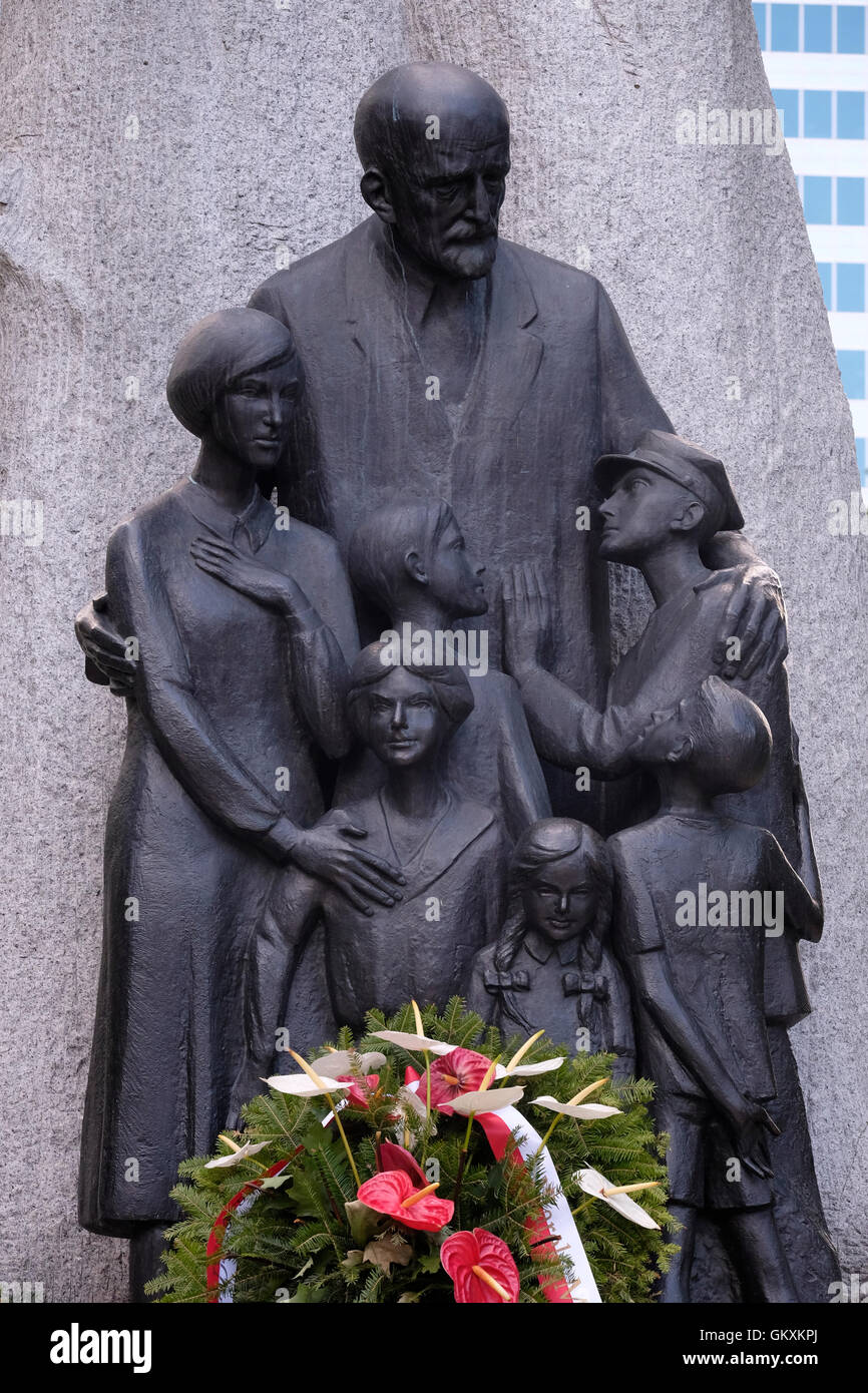 Janusz Korczak Monument par Zbigniew Wilma ( 2006) représentant un directeur d'un orphelinat juif, qui avec ses élèves a été déporté et assassiné dans un camp d'extermination nazi à Treblinka en 1942 situé au centre de Varsovie Pologne Banque D'Images