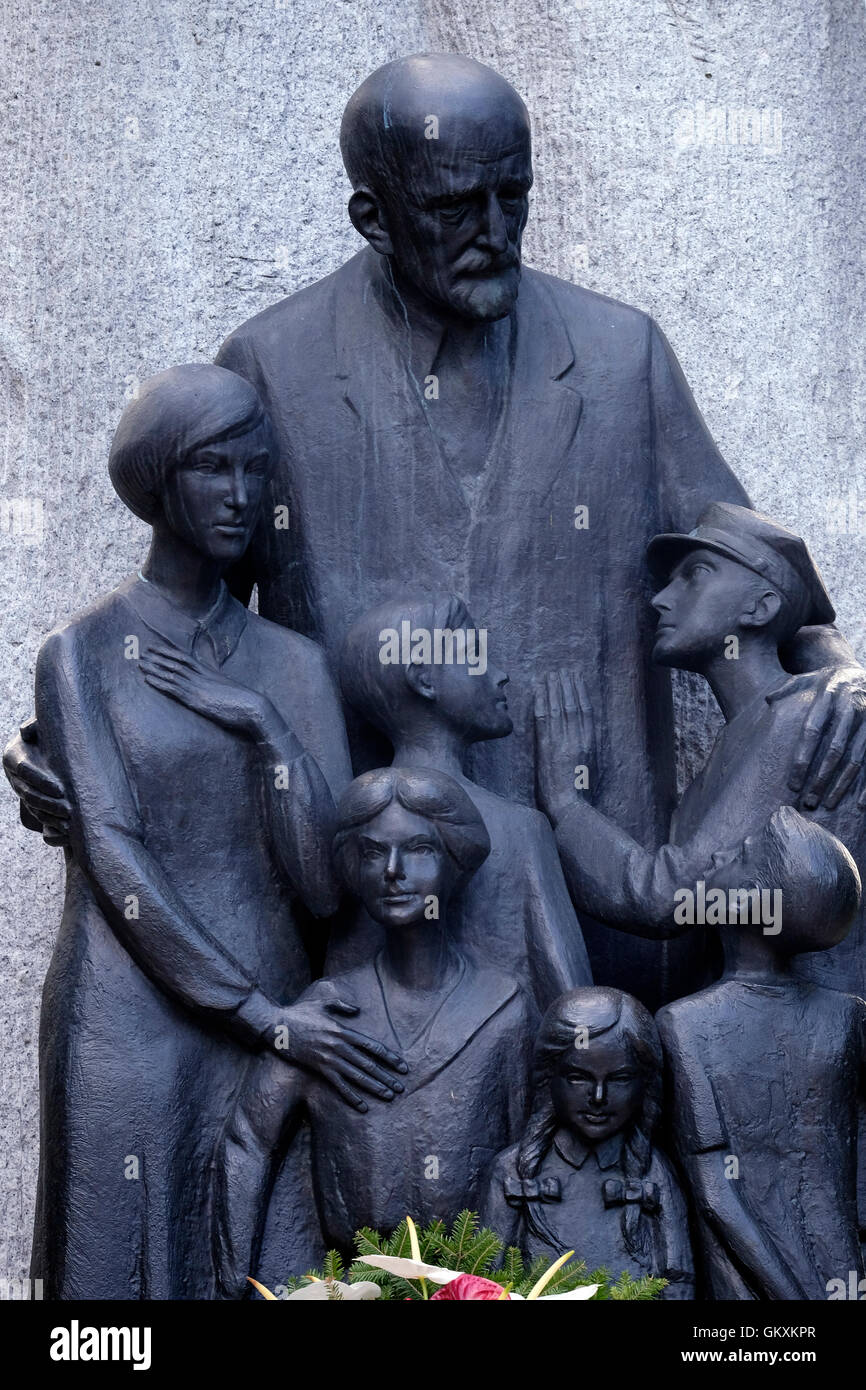 Janusz Korczak Monument par Zbigniew Wilma ( 2006) représentant un directeur d'un orphelinat juif, qui avec ses élèves a été déporté et assassiné dans un camp d'extermination nazi à Treblinka en 1942 situé au centre de Varsovie Pologne Banque D'Images