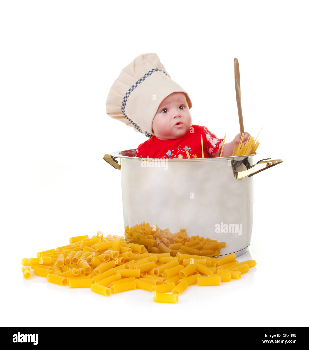 Mignon Bebe Chef Dans Un Enorme Pot Avec Des Pates Sur Fond Blanc Photo Stock Alamy
