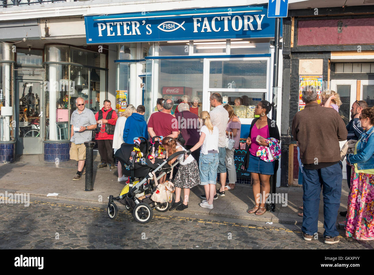 Poisson et Chip Shop longue file d'attente à la station Margate Kent Banque D'Images