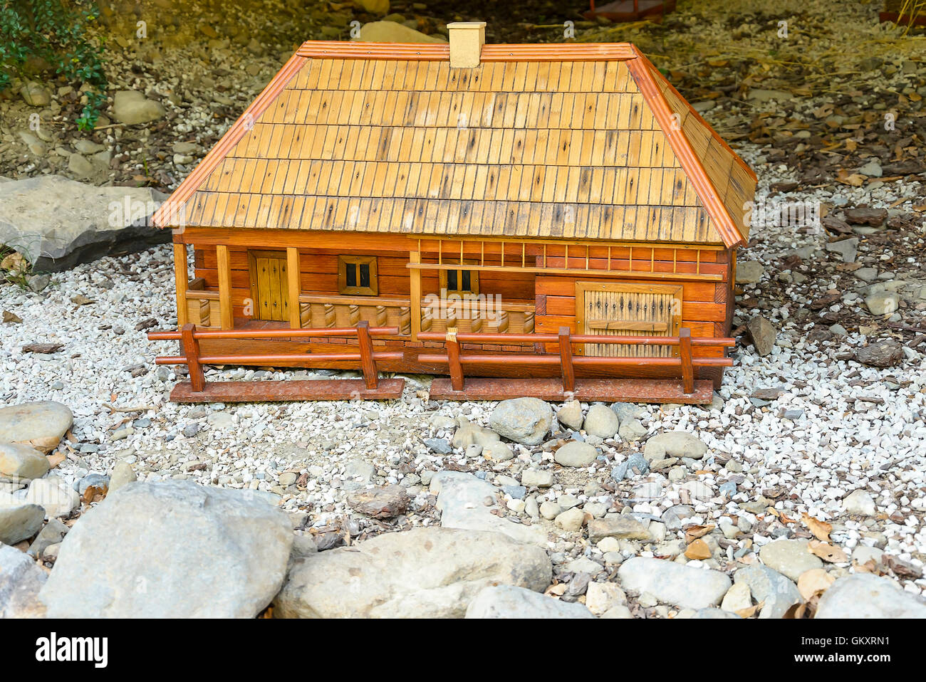 Modèle de la vieille maison de bois dans un cadre naturel. Banque D'Images
