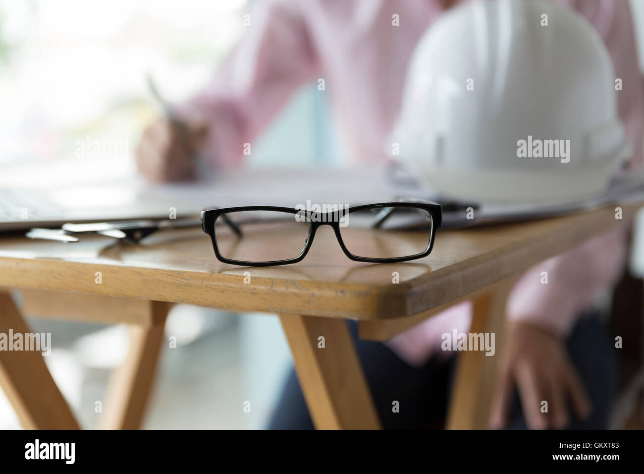 Travail d'ingénierie avec l'ordinateur portable sur office 24 Banque D'Images