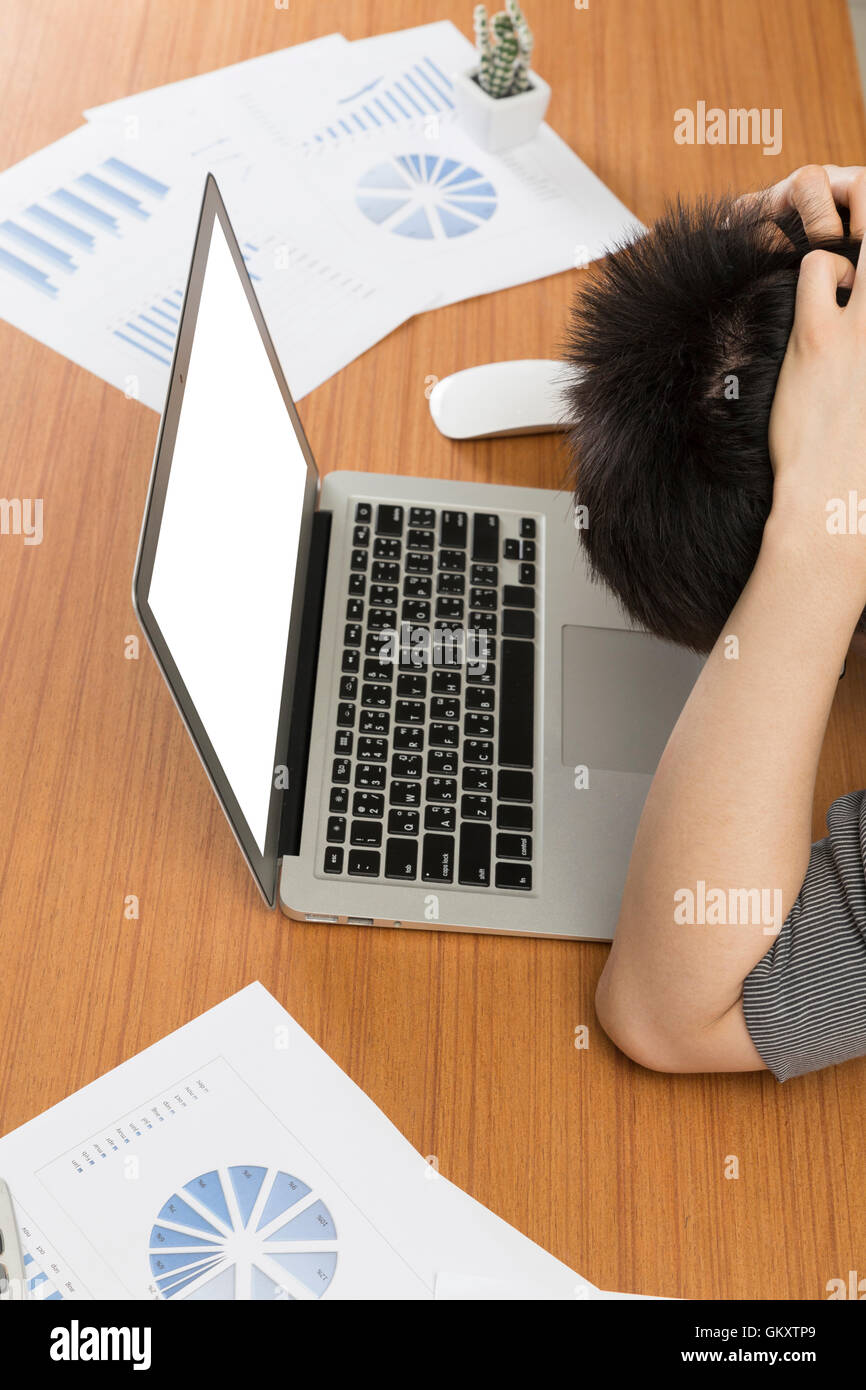 Homme avec un ordinateur portable sur Office 24 - frustrer, stress, colère concept Banque D'Images