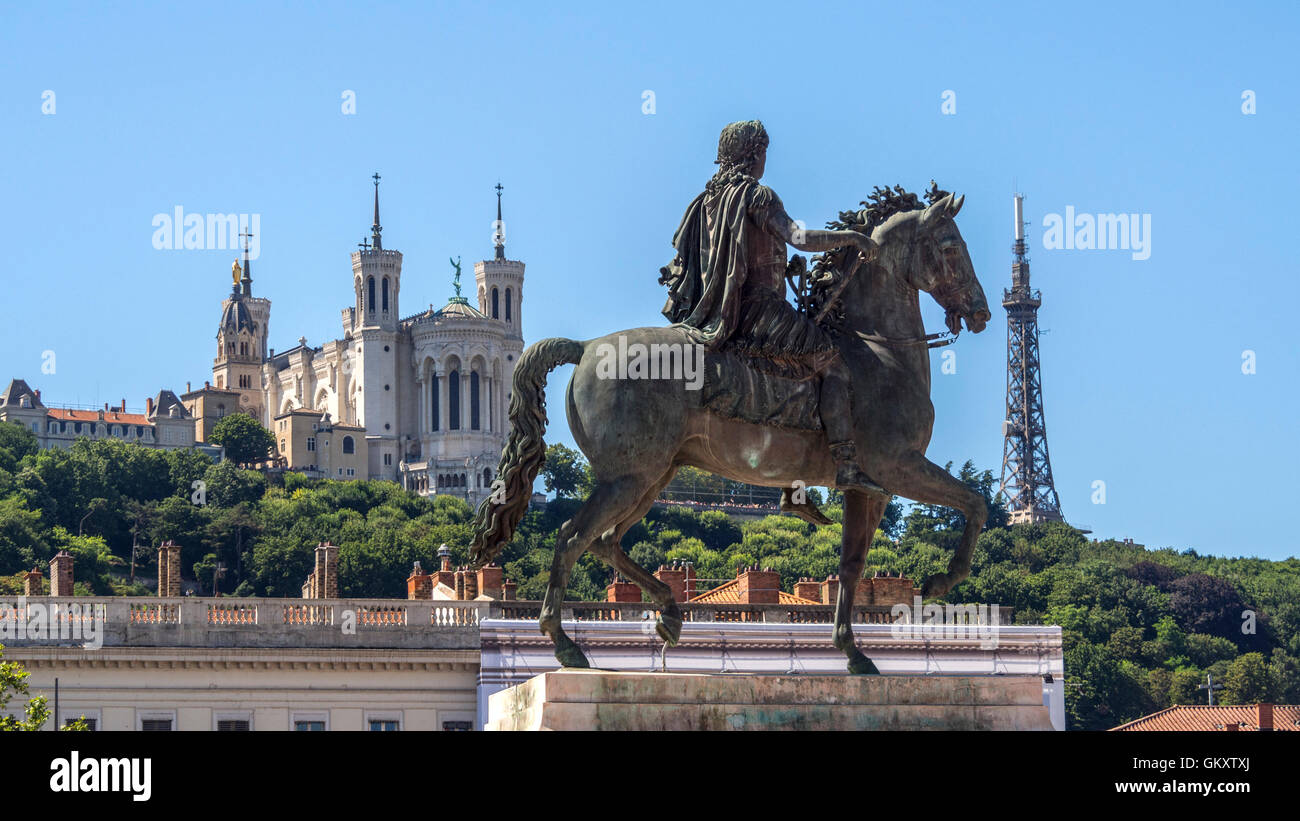 Lyon 2e arr. Statue du roi Louis XIV et basilique de Fourvière en arrière-plan. Place Bellecour. Patrimoine mondial de l'UNESCO.Département du Rhône.France Banque D'Images