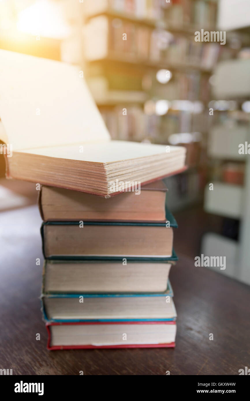 Vieux livre pile sur table en bois avec blur background Banque D'Images