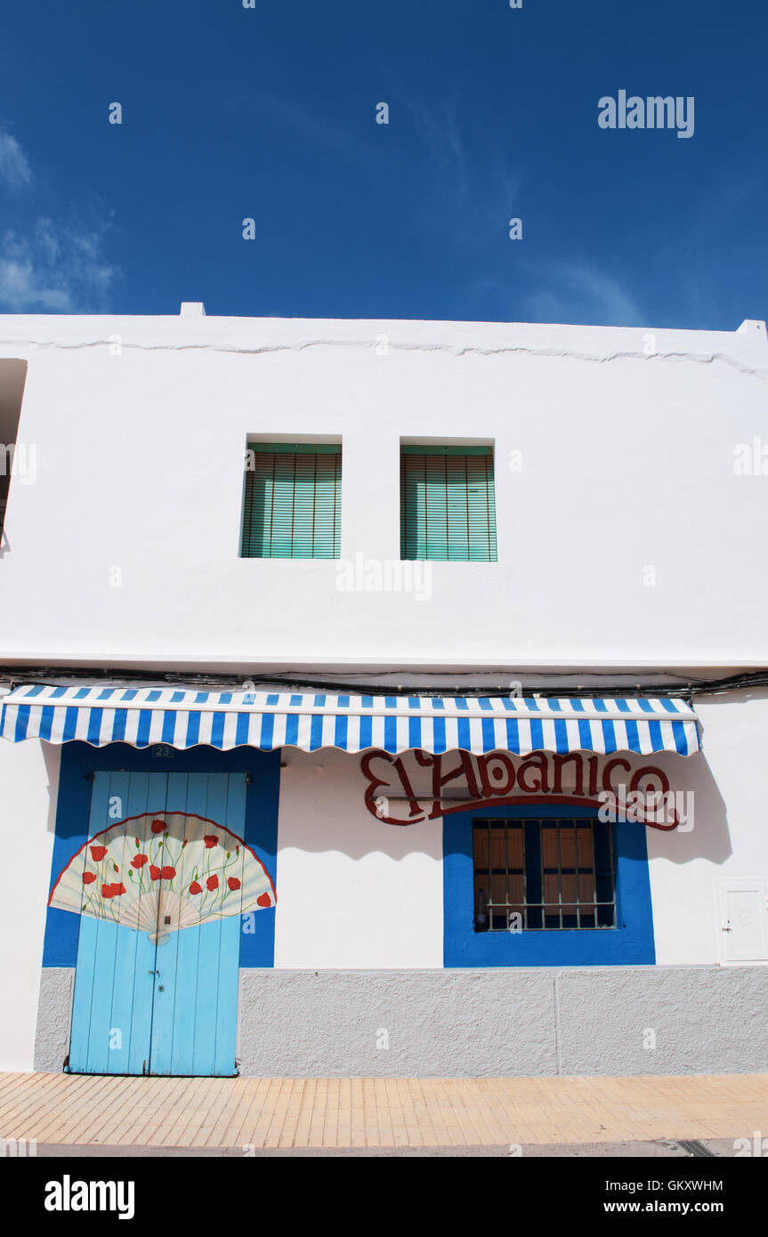 Formentera : le bleu clair porte de El Abanico, une célèbre boutique de Sant Francesc Xavier Banque D'Images