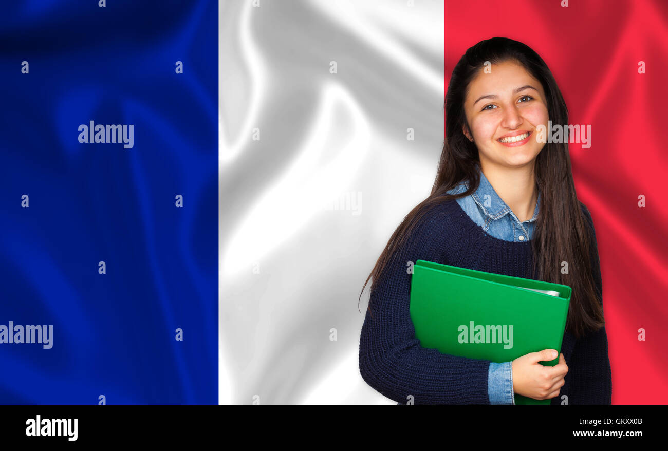 Teen student smiling sur drapeau français. Concept d'enseignements et l'apprentissage des langues étrangères. Banque D'Images