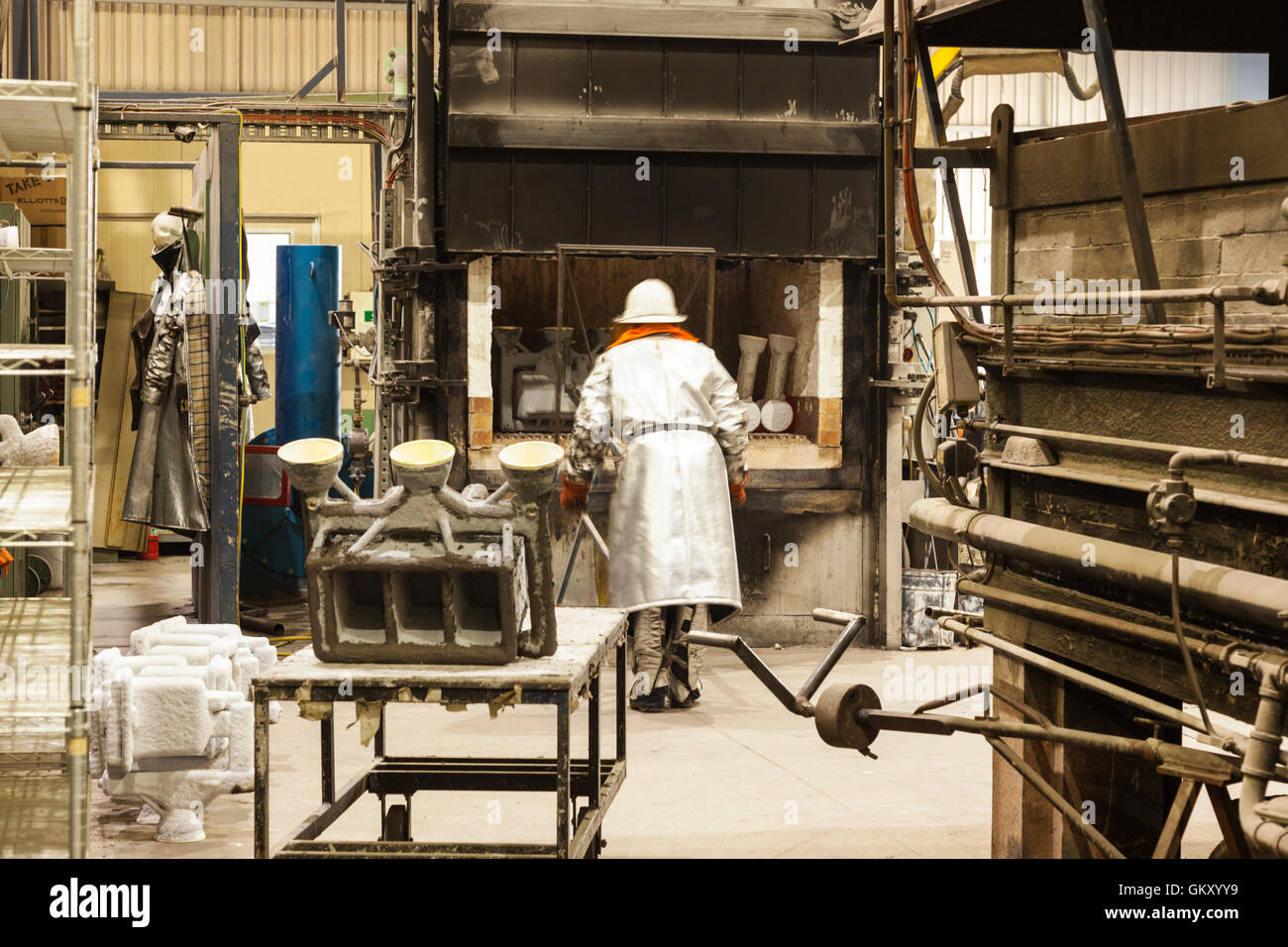 La sécurité des travailleurs de porter la coupe, le meulage des pièces métalliques pour transformation ultérieure de fabrication pour l'assemblage de pièces Banque D'Images