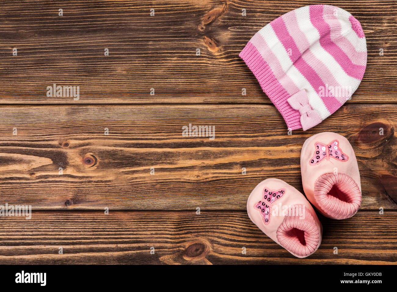 Vêtements de bébé sur fond de bois Banque D'Images