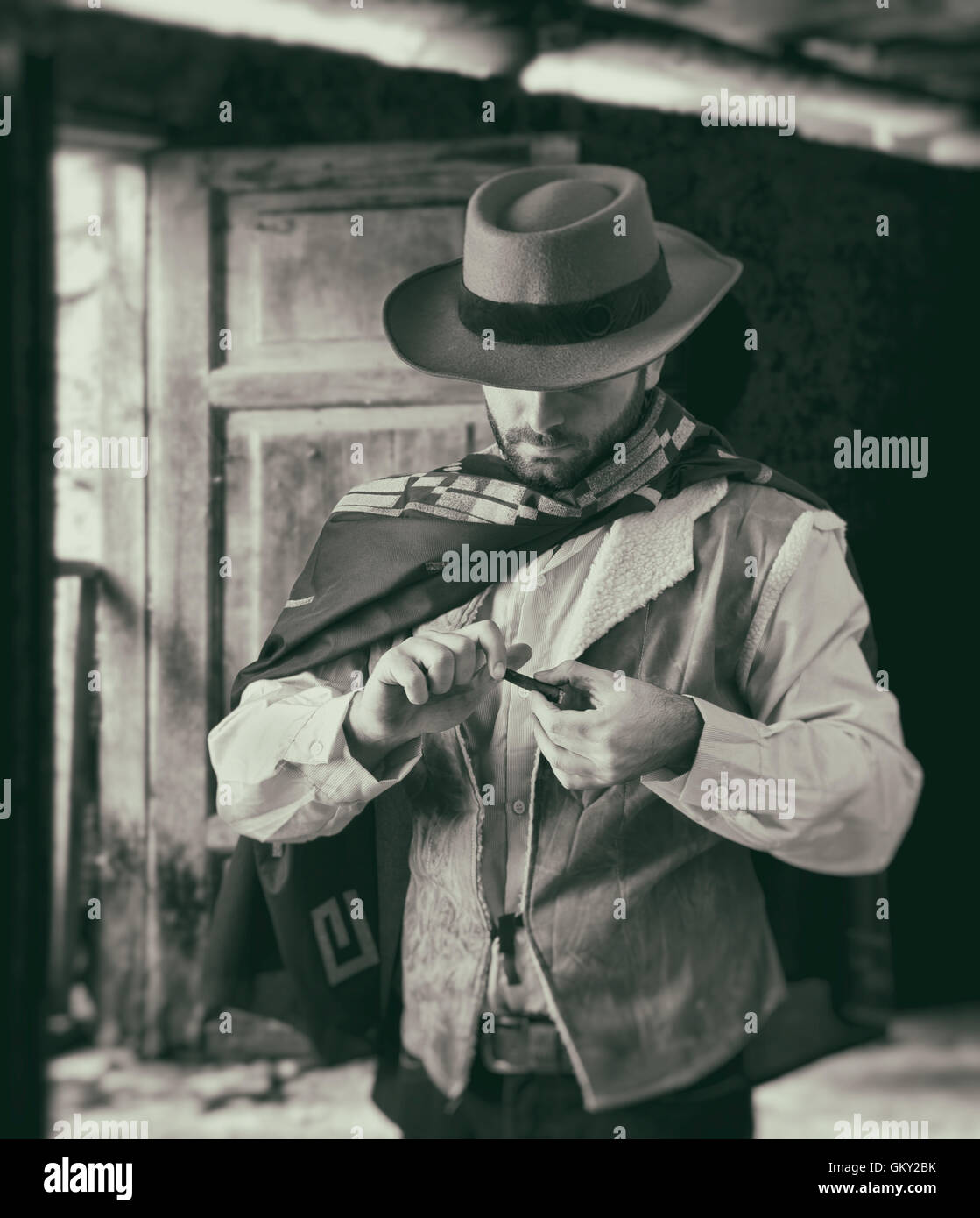 Gunfighter de l'ouest sauvage tout en faisant défiler le tabac. Image en noir et blanc. Banque D'Images
