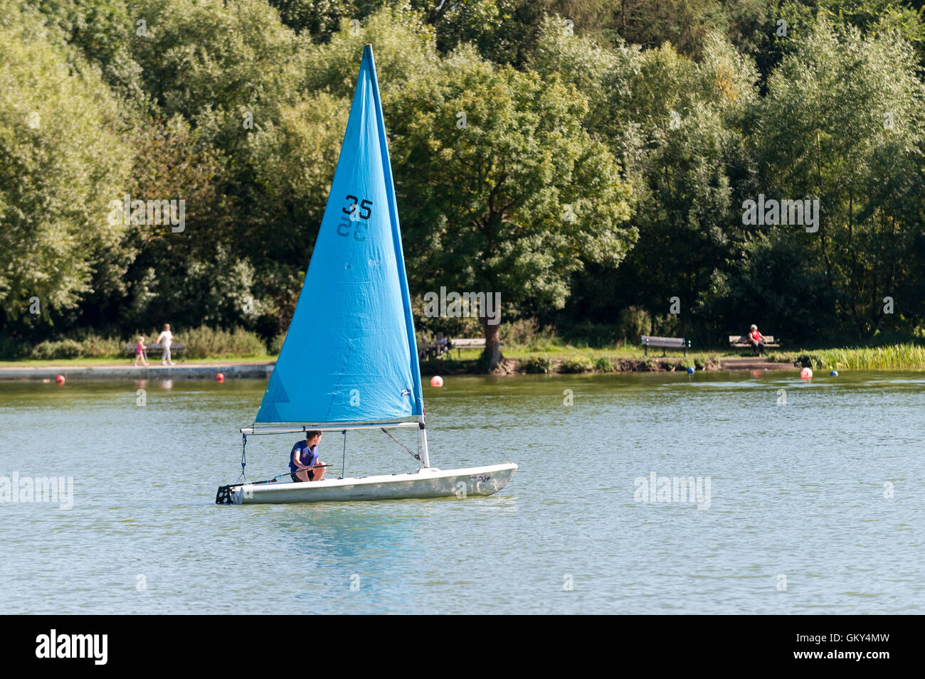 Londres, Royaume-Uni. Août 23, 2016. Des températures de 30C amène les gens à profiter du beau temps à Rickmansworth Aquadrome, au nord-ouest de Londres. Crédit : Stephen Chung/Alamy Live News Banque D'Images