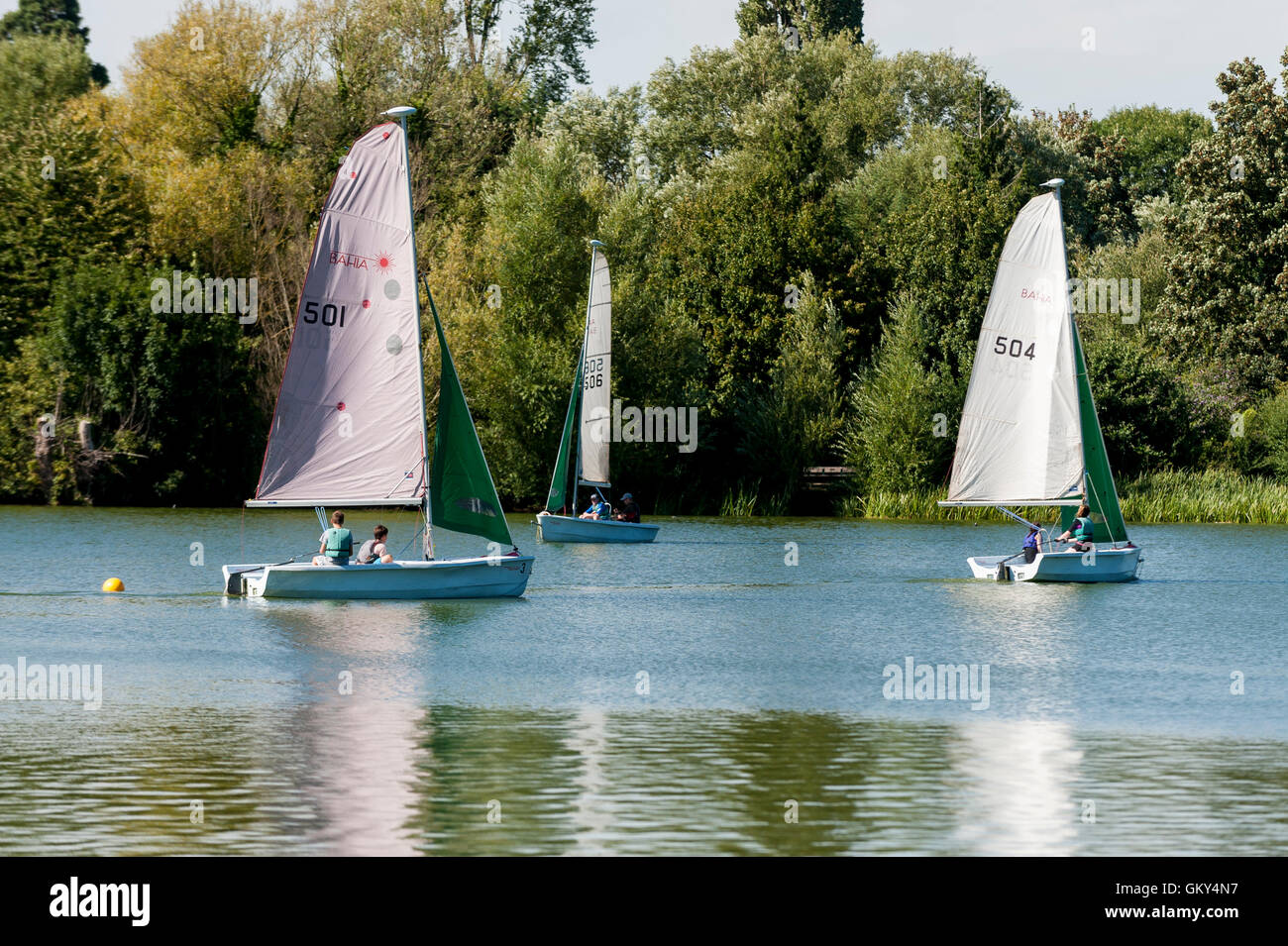 Londres, Royaume-Uni. Août 23, 2016. Des températures de 30C amène les gens à profiter du beau temps à Rickmansworth Aquadrome, au nord-ouest de Londres. Crédit : Stephen Chung/Alamy Live News Banque D'Images