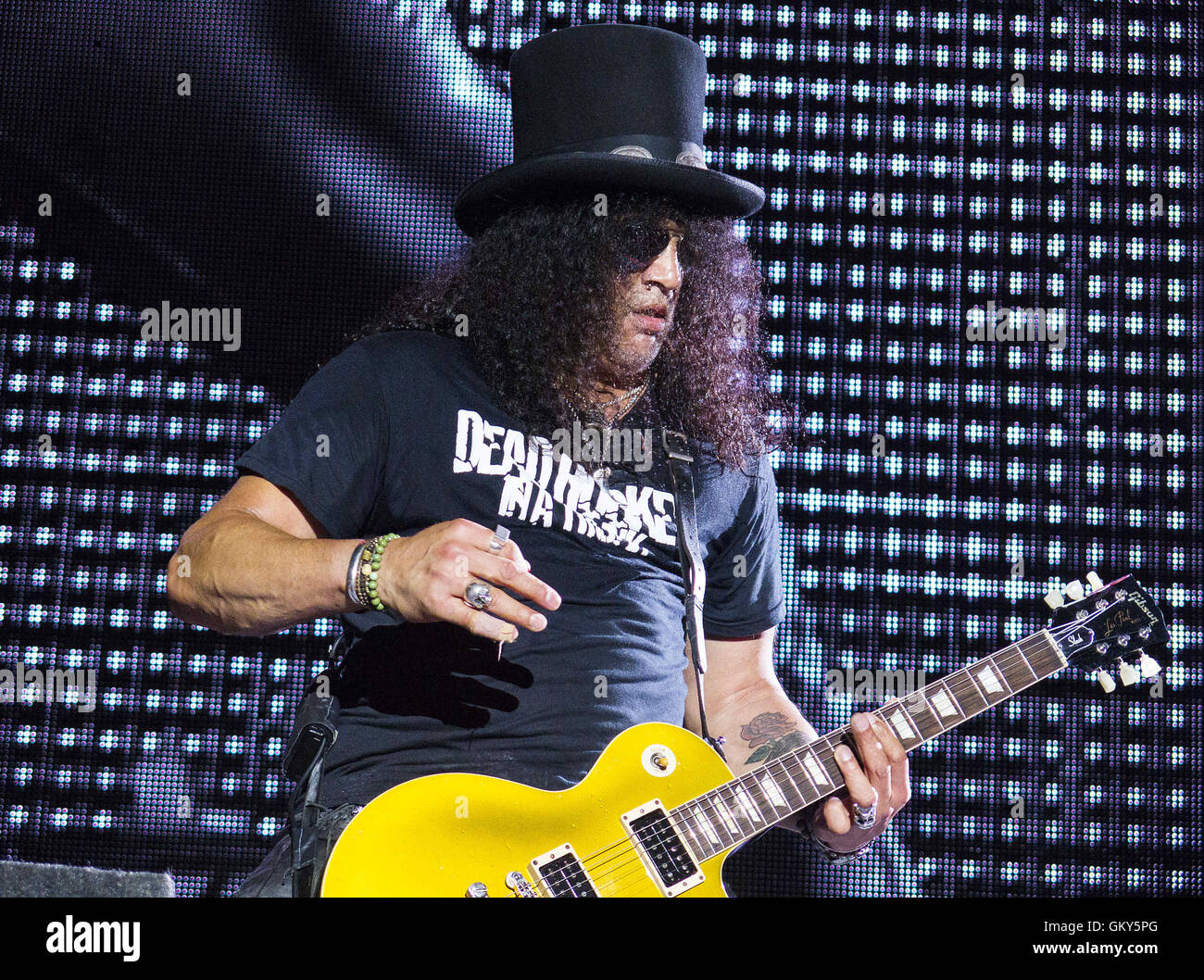 San Diego, CA, USA. Août 22, 2016. Slash, guitariste du groupe Guns N' Roses lors du spectacle le spectacle final de la bande n'est pas dans cette vie d'Amérique du Nord à Qualcomm Stadium de San Diego, CA. Credit : KC Alfred/ZUMA/Alamy Fil Live News Banque D'Images