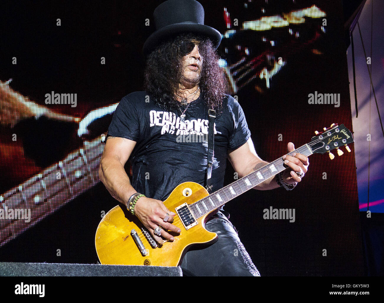 San Diego, CA, USA. Août 22, 2016. Slash, guitariste du groupe Guns N' Roses lors du spectacle le spectacle final de la bande n'est pas dans cette vie d'Amérique du Nord à Qualcomm Stadium de San Diego, CA. Credit : KC Alfred/ZUMA/Alamy Fil Live News Banque D'Images