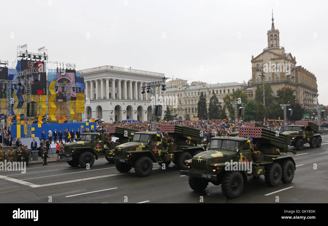 Kiev, Ukraine. 24 août, 2016. L'équipement militaire des Forces armées de l'Ukraine déménagement sur la rue Khreschatyk au centre de Kiev ville pendant un défilé militaire, consacré à la fête de l'indépendance de l'Ukraine. L'Ukraine célèbre son 25e anniversaire de l'indépendance. Crédit : Oleksandr Prykhodko/Alamy Live News Banque D'Images