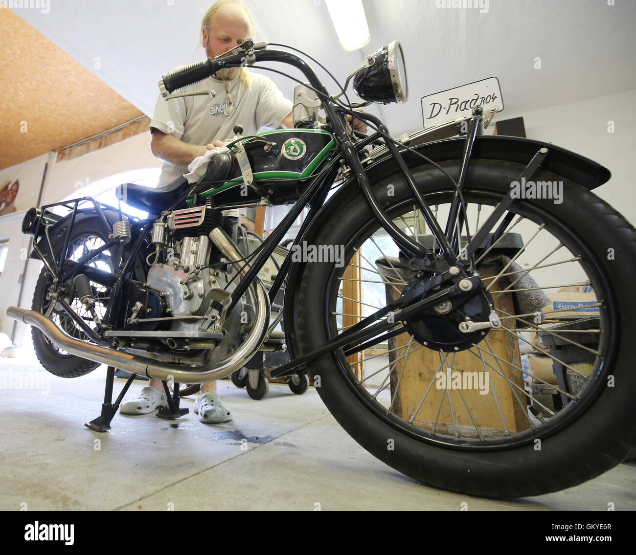 Egsdorf, Allemagne. Août 23, 2016. Michael Seidel présente un D-Rad moto  R04 construit en 1925 dans son atelier de Egsdorf, Allemagne, 23 août 2016.  Seidel a restauré avec soin la Deutsche Kraftfahrzeugwerke