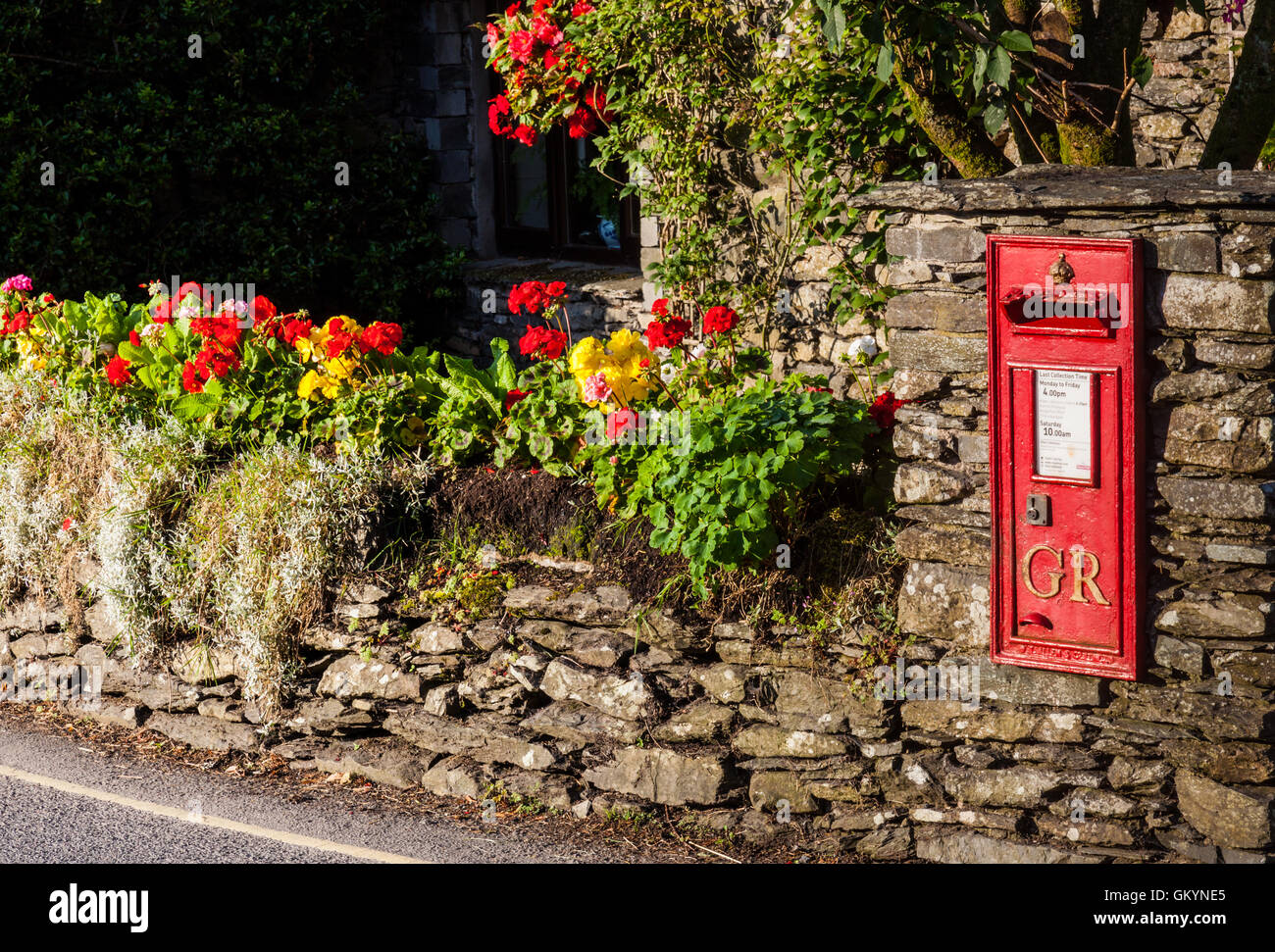 Boite aux lettres rouge en mur à près de Sawrey, Lake District, Cumbria Banque D'Images