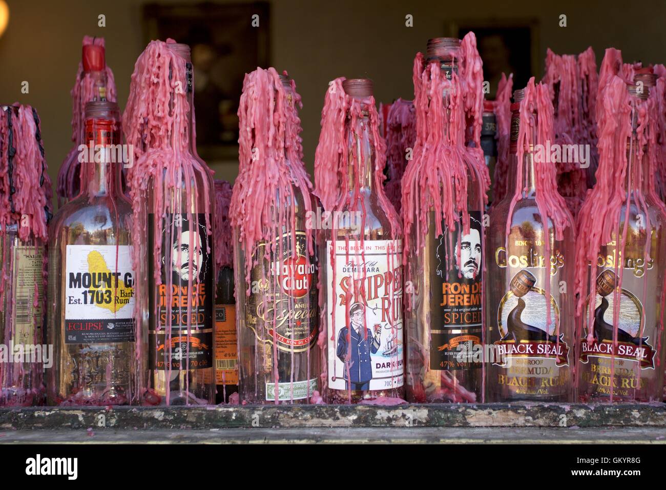 Des bougies de cire dans des bouteilles avec la cire fondue sur le côté  Photo Stock - Alamy