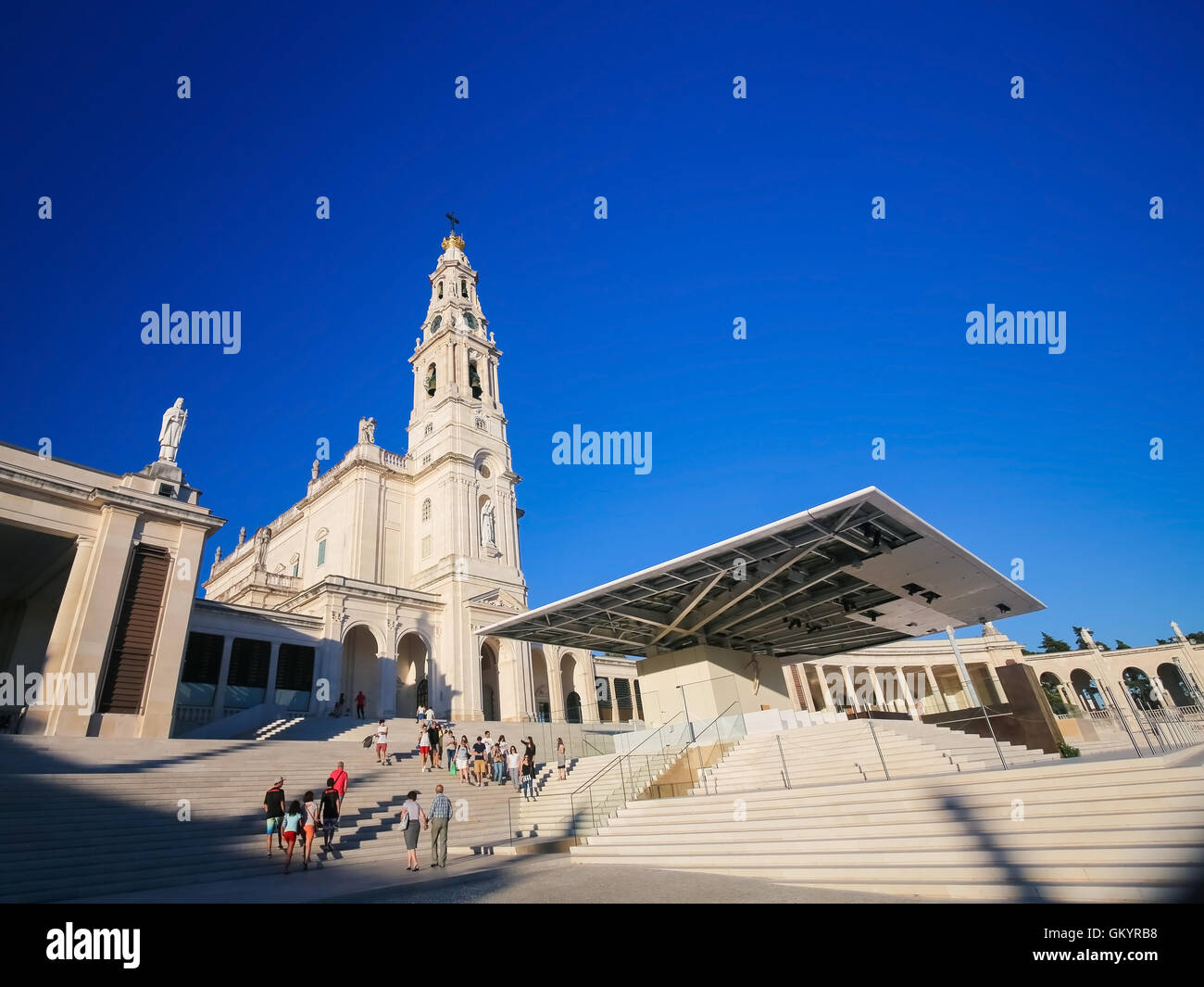 FATIMA, PORTUGAL - 23 juillet 2016 : Basilique de Notre-Dame du Rosaire dans le sanctuaire de Fatima au Portugal. Banque D'Images