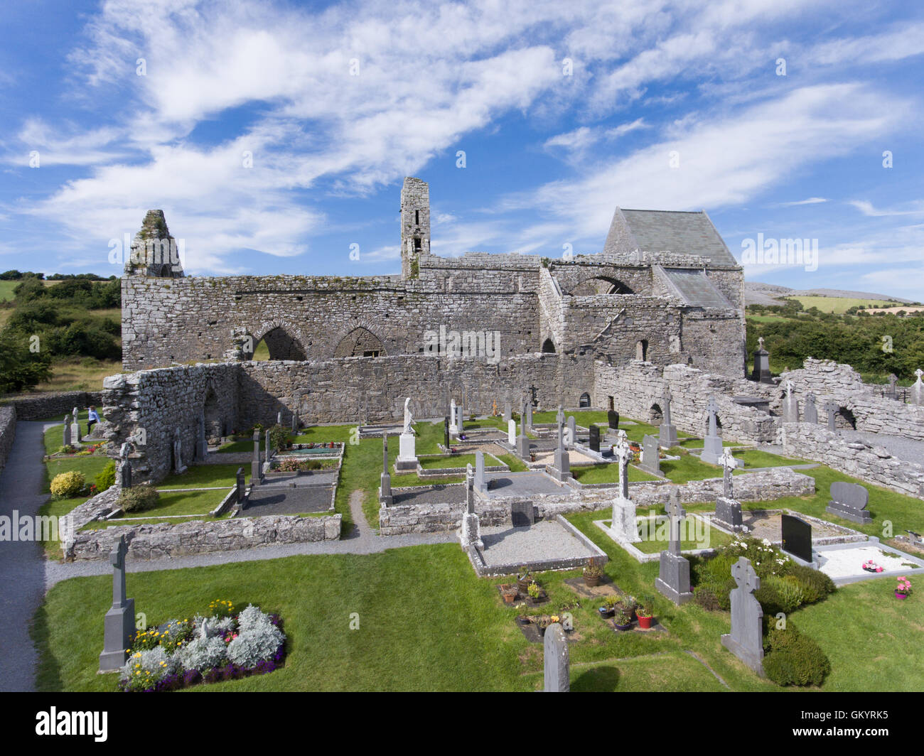 Vue aérienne, l'abbaye de corcomroe, clare burren, comté de Clare, Irlande Banque D'Images