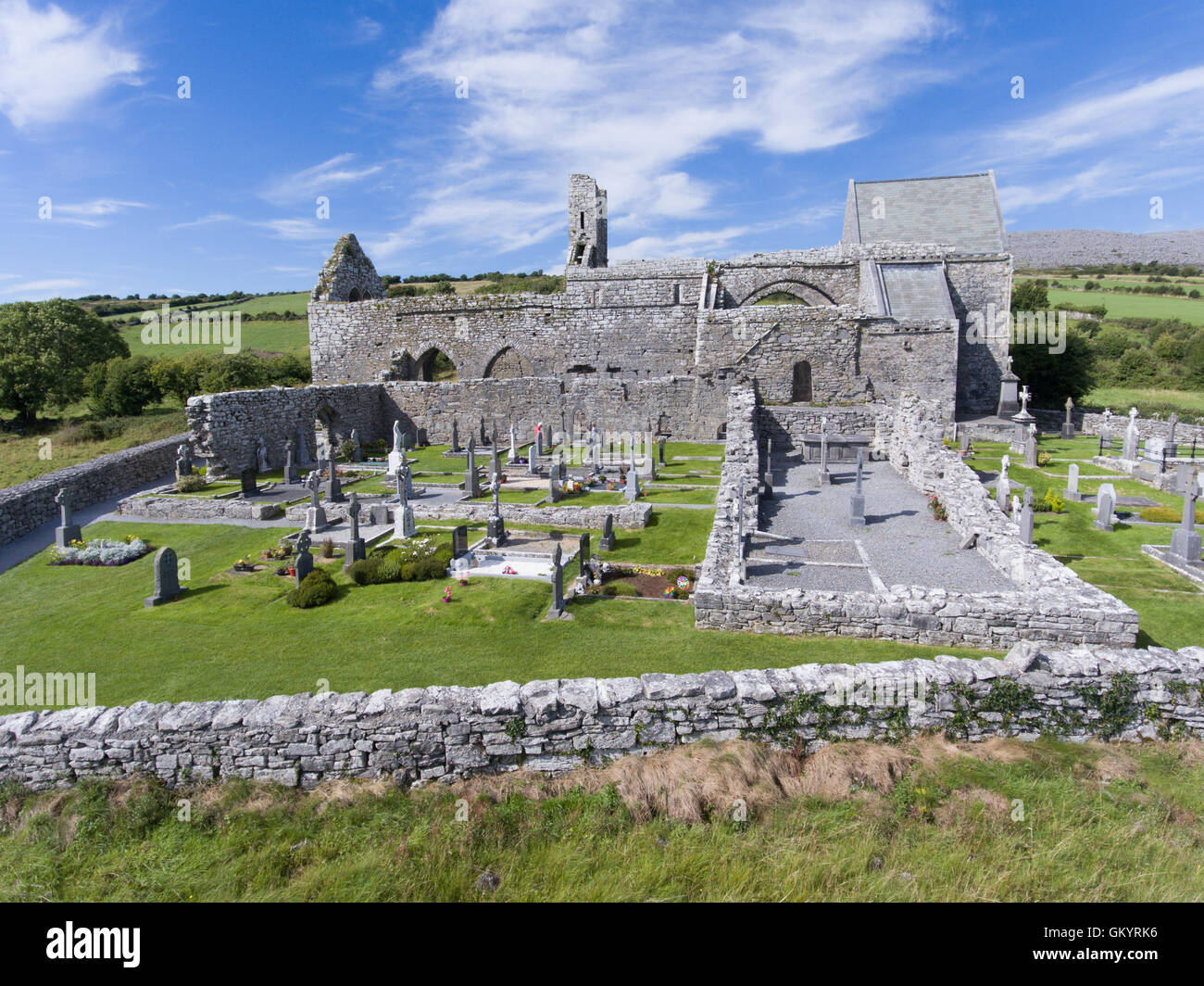 Vue aérienne, l'abbaye de corcomroe, clare burren, comté de Clare, Irlande Banque D'Images