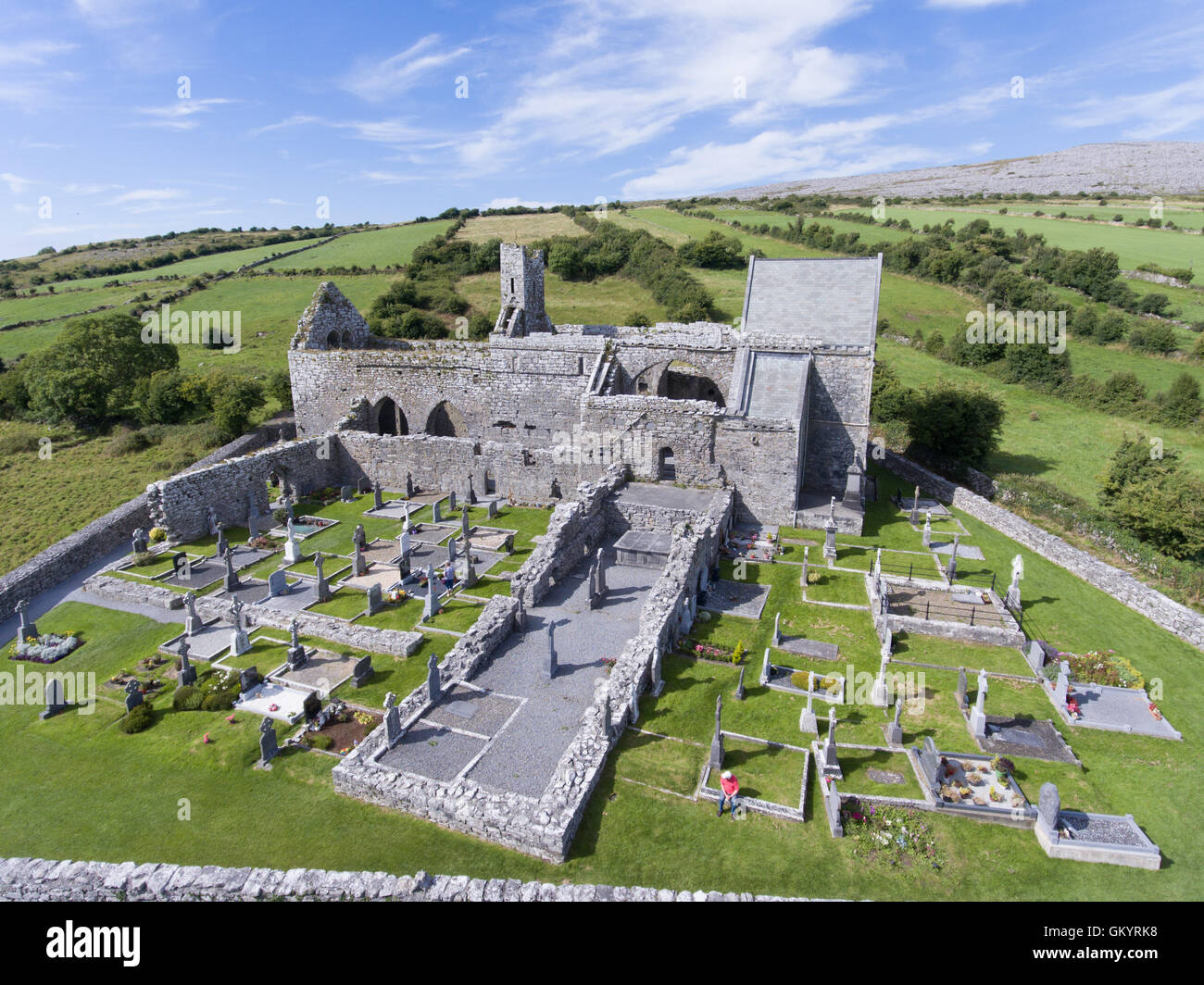 Vue aérienne, l'abbaye de corcomroe, clare burren, comté de Clare, Irlande Banque D'Images