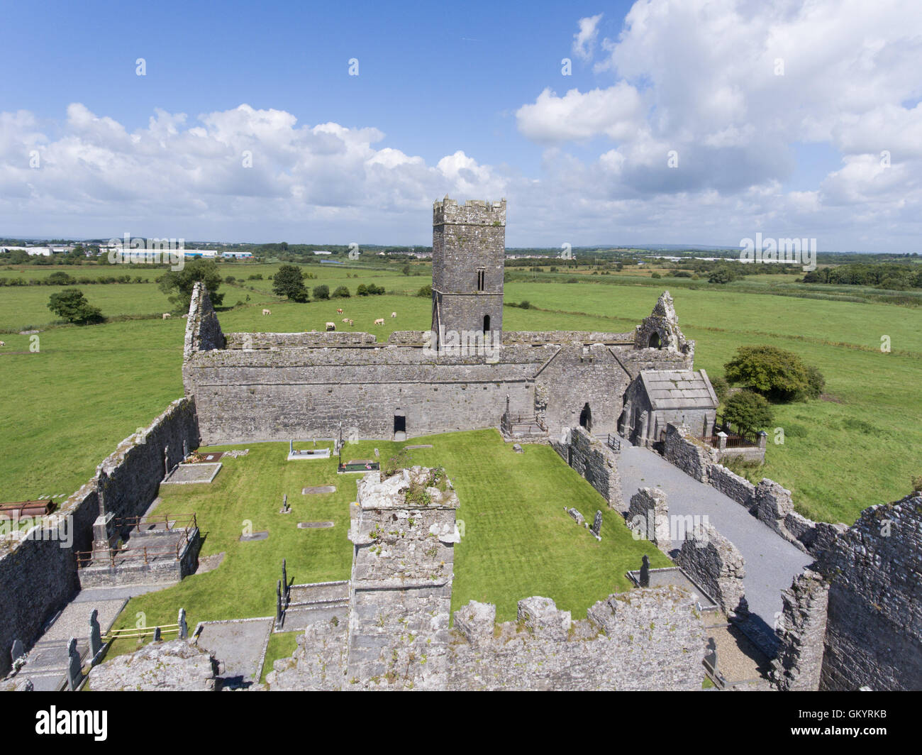 Vue aérienne, l'abbaye de corcomroe, clare burren, comté de Clare, Irlande Banque D'Images