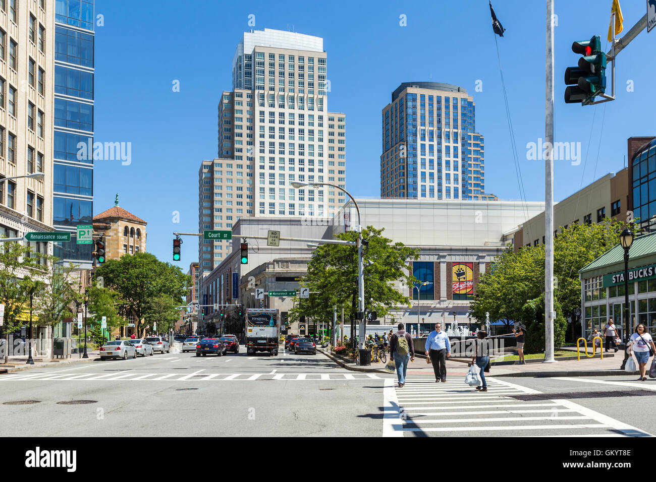 Le trafic de midi et les piétons se déplacent le long de la rue principale au centre-ville de White Plains, New York. Banque D'Images