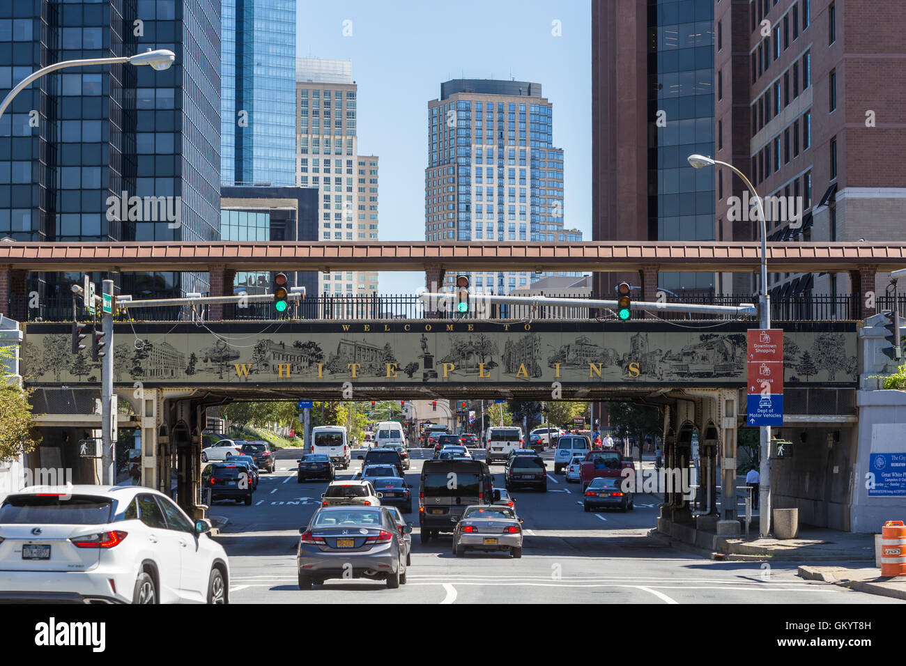 Le trafic de midi passe sous le panneau de bienvenue sur le viaduc de la Tunisie) entrant dans le centre-ville de White Plains, New York. Banque D'Images