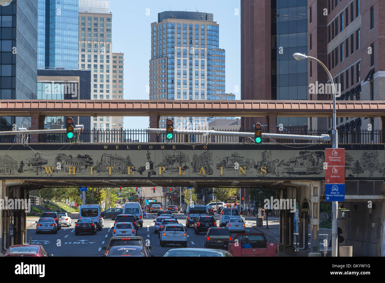Le trafic de midi passe sous le panneau de bienvenue sur le viaduc de la Tunisie) entrant dans le centre-ville de White Plains, New York. Banque D'Images