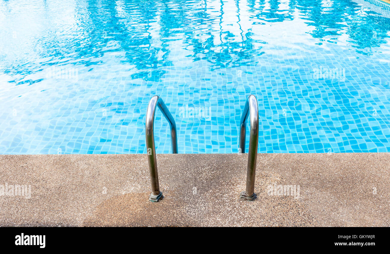 Dans l'escalier piscine avec carrelage bleu. Vue de l'œil. Banque D'Images