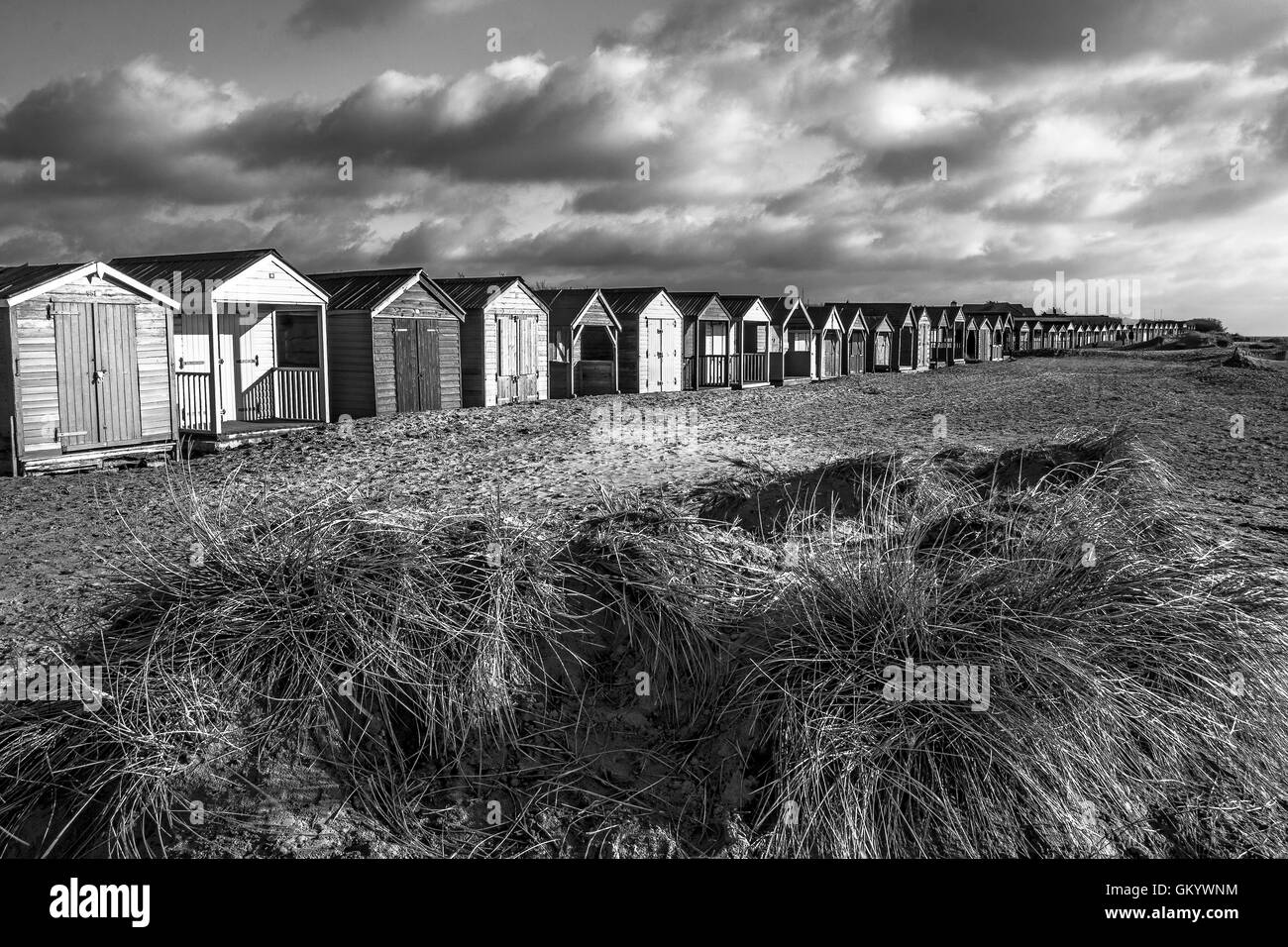 Une ligne de cabines de plage qui s'étend dans la distance Banque D'Images