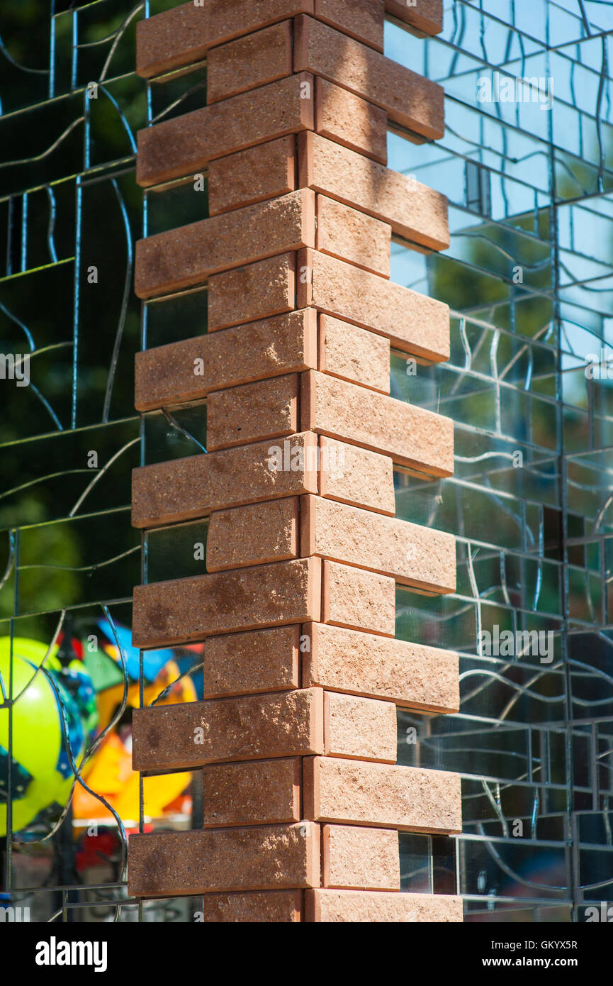 Mur miroir de l'immeuble avec incrustations de brique Banque D'Images