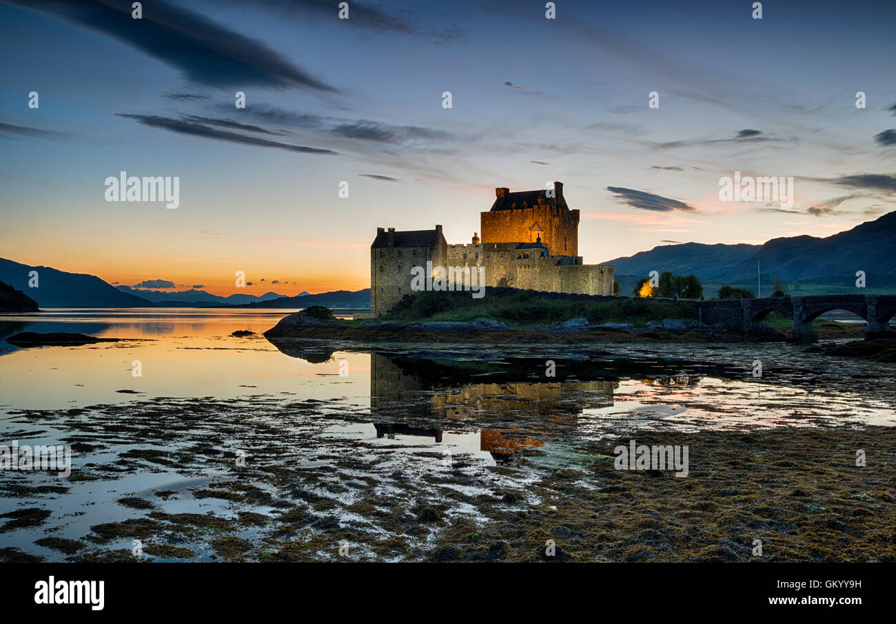 Coucher du soleil au château Eilean Donan sur la côte ouest des Highlands écossais Banque D'Images