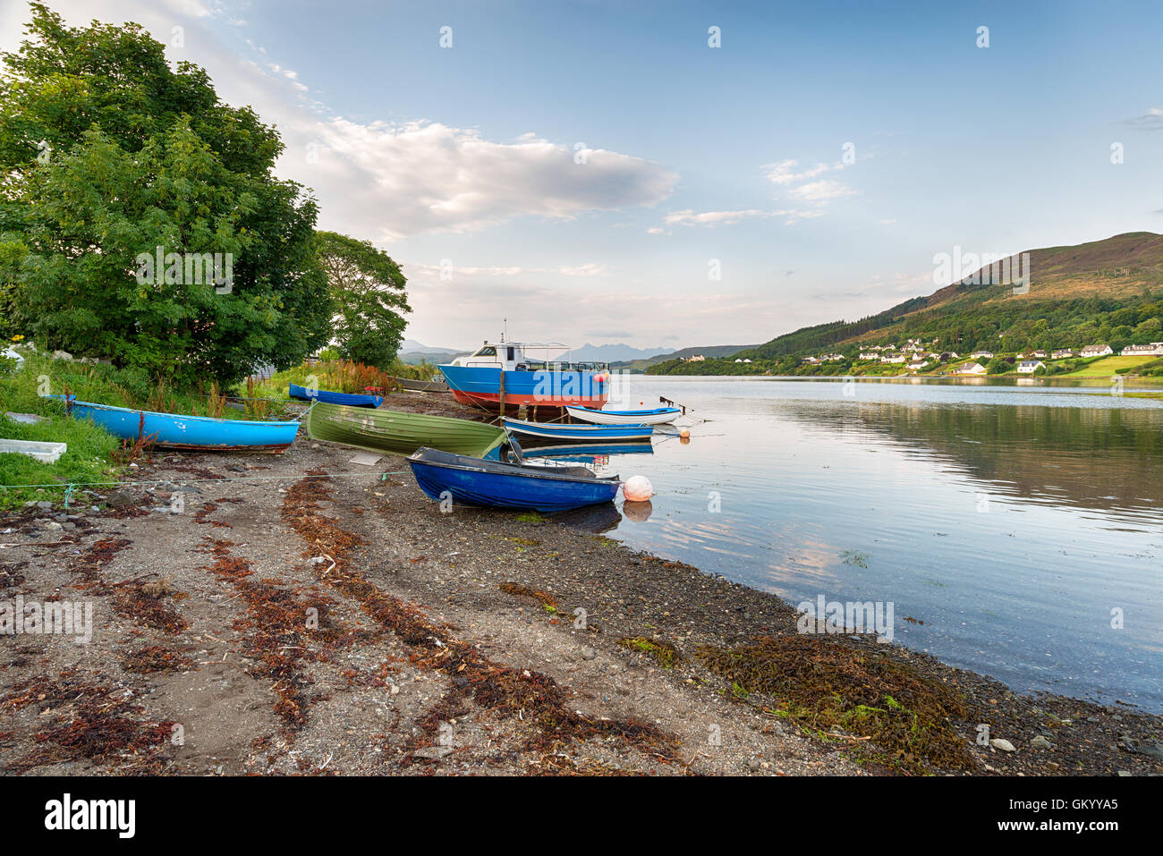 Bateaux de pêche sur la rive à Portree sur l'île de Skye en Ecosse Banque D'Images