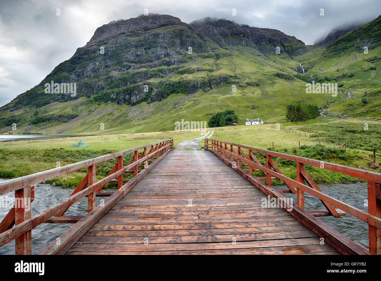 Un pont sur la rivière Coe à Glencoe dans les Highlands écossais Banque D'Images