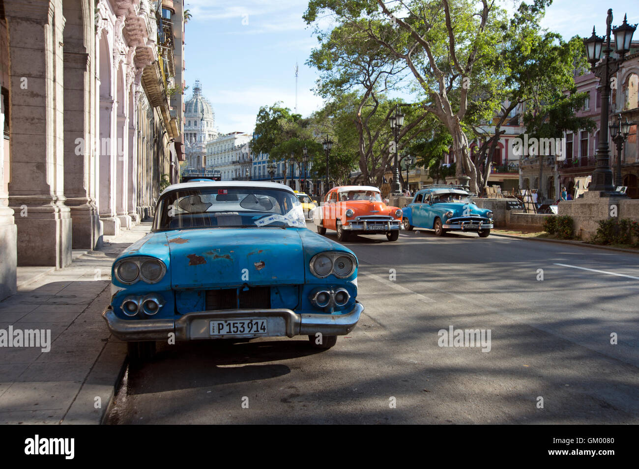 Ancien 1950 American vintage cars longer le Prado dans Centro Havana Cuba Banque D'Images