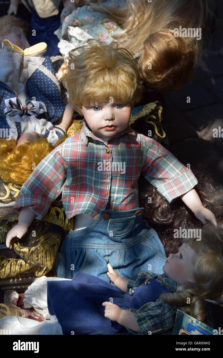 Garçon et fille Antique Dolls vieux jouets à vendre au marché aux puces  Photo Stock - Alamy