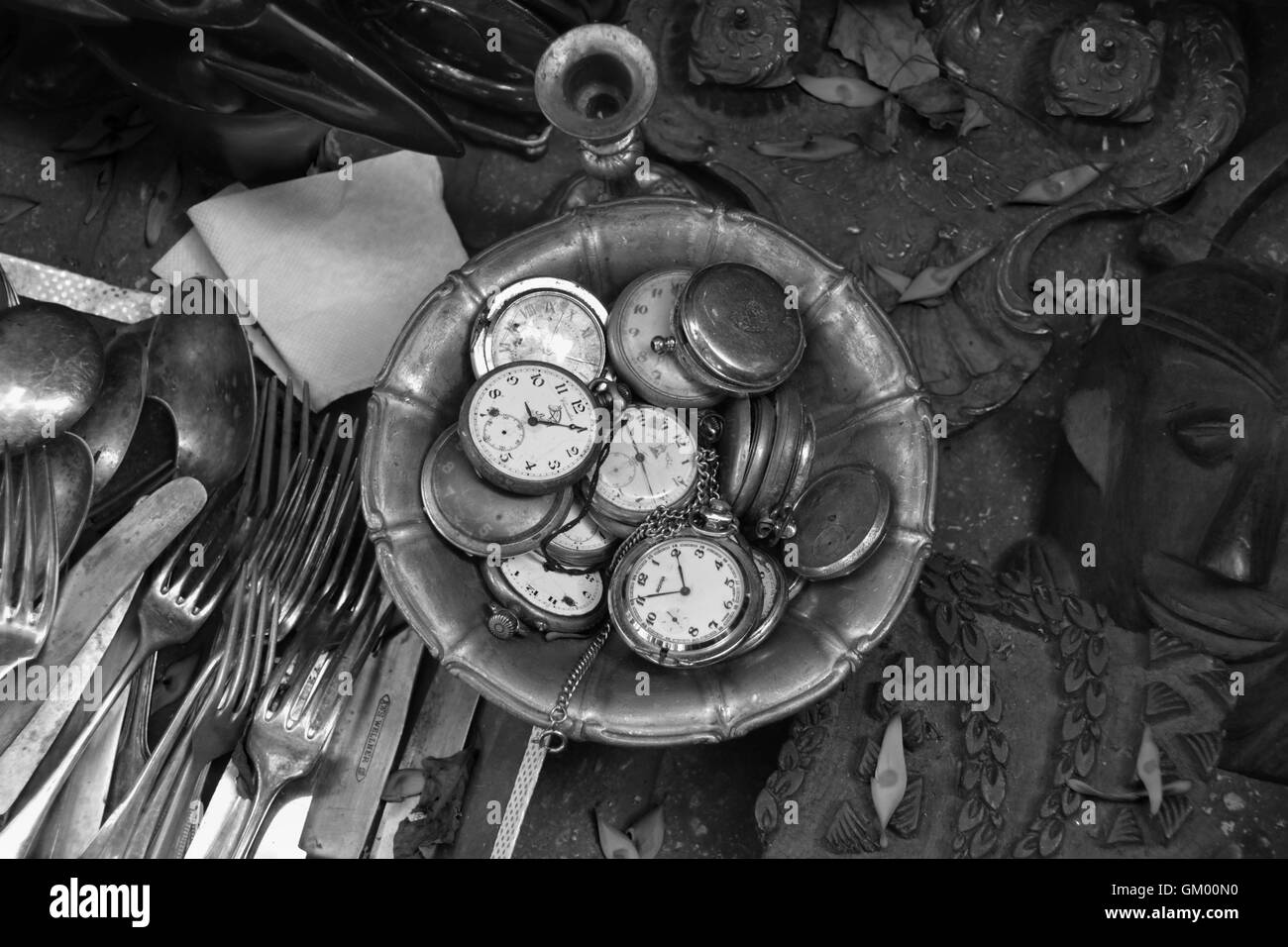 Montres de poche anciennes et autres objets vintage en vente au marché de la rue. Noir et blanc. Banque D'Images