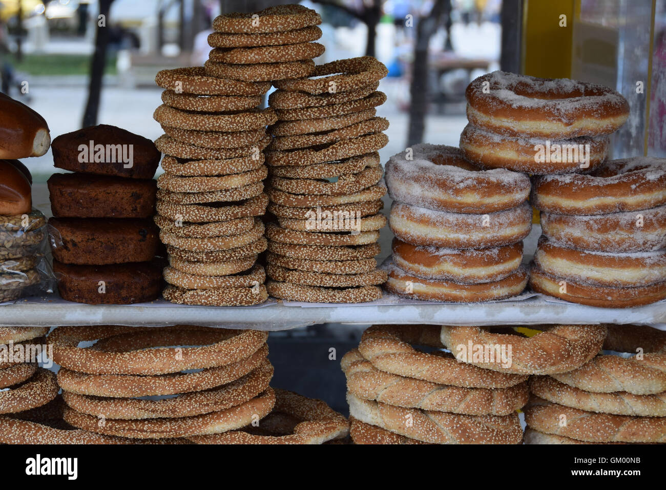 Kiosque avec boulangerie gâteaux muffins donuts et bagels sésame pain traditionnel grec koulouria joints toriques. En-cas de l'alimentation. Banque D'Images