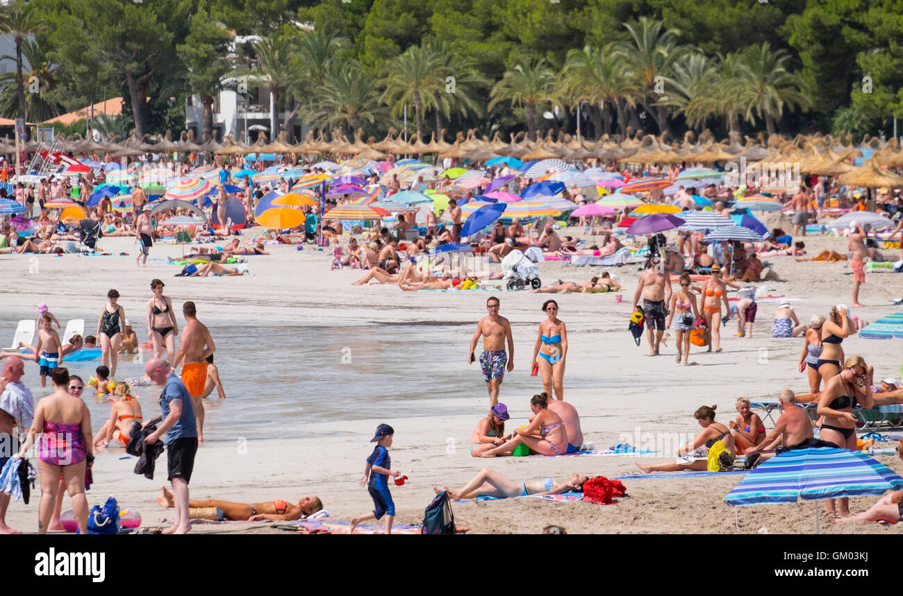 Plage bondée à la plage d'Alcudia, Puerto de Alcudia, Mallorca Majorque Îles Baléares Espagne Banque D'Images