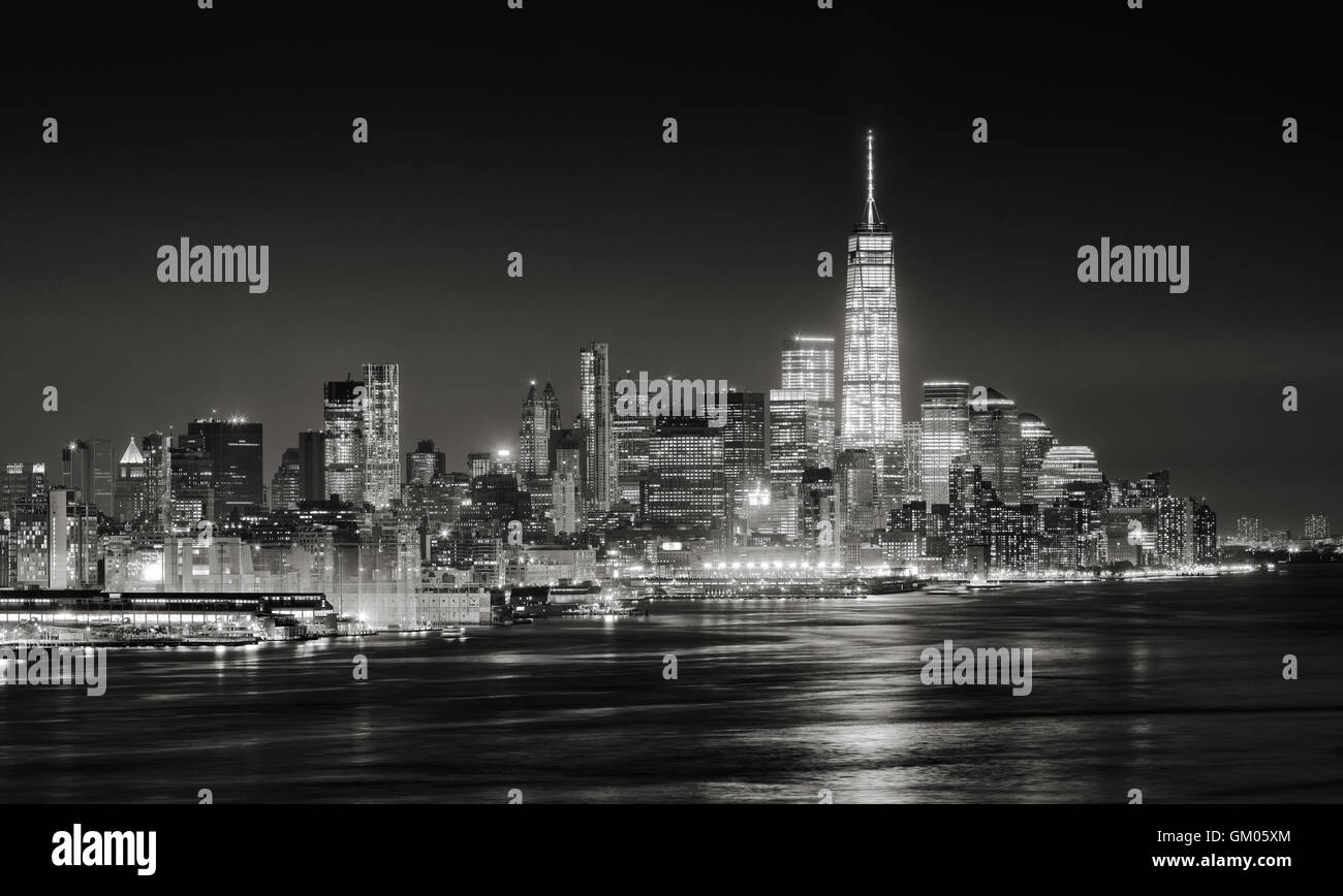 Gratte-ciel du quartier financier de la ville de New York est éclairée la nuit. Vue Aérienne Vue panoramique de Manhattan en noir et blanc Banque D'Images
