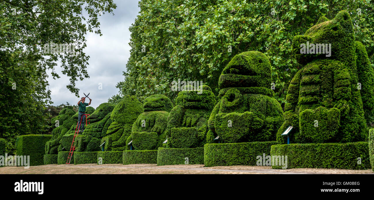 Chris Riley, chef jardinier à Hall Place, avec les versions topiaires du Queen's Beasts statues de Kew Gardens, planté ici t Banque D'Images