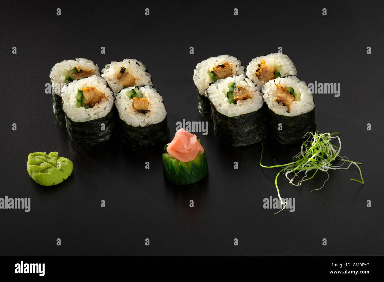 Rouleaux de sushi japonais frais concombres avec décorées avec des algues et wasabi Banque D'Images